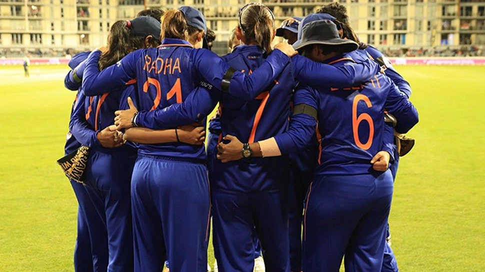 England Women team beat india by 7 wickets in 3rd t20i clinch series sophia dunkley ecclestone shines | IND W vs ENG W: ‘टीम इंडिया’ की ऐसी खराब हालत, 11 में से केवल तीन का ही स्कोर हो सका 10 के पार