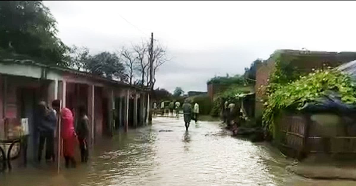 UP News: नारायणी नदी के बढ़े जलस्तर से कुशीनगर में तबाही, आधा दर्जन गांव बाढ़ के पानी से घिरे
