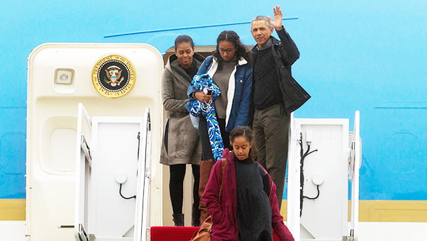 Barack Obama Poses With Malia, Sasha, & Michelle In Christmas Photo – Hollywood Life