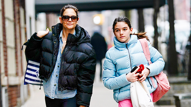 Suri Cruise & Katie Holmes Spotted At Airport Leaving NYC: Photos – Hollywood Life