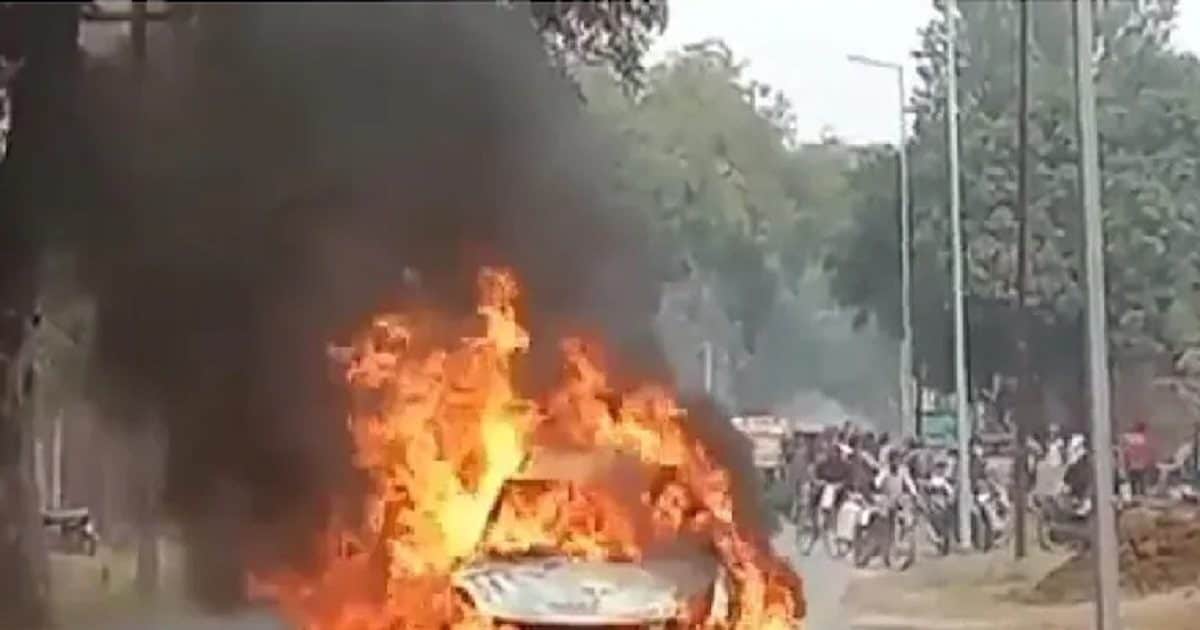 The Burning Car: यूपी के कौशांबी में अचानक आग का गोला बनी सड़क पर चलती कार, 2 लोगों ने कूदकर बचाई जान