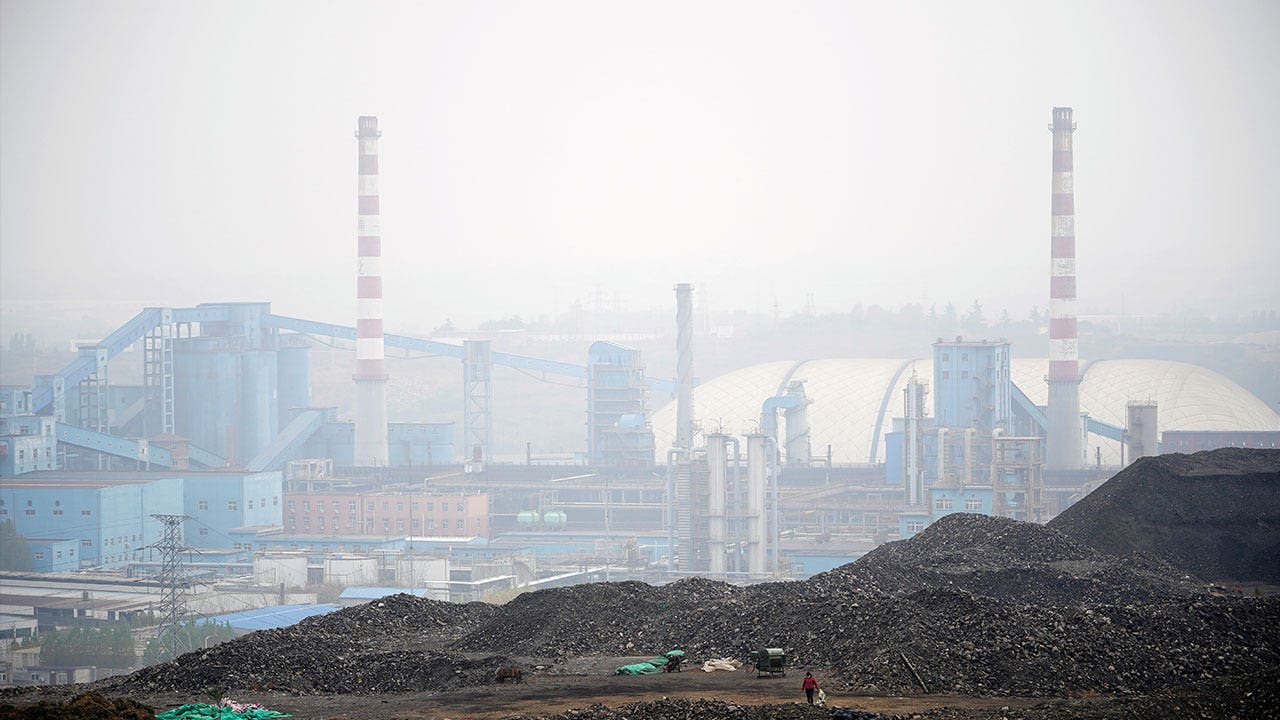 China coal output down from record high as COVID outbreak sickens miners