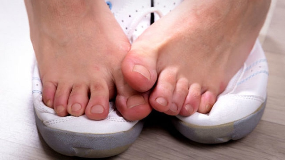 Feet smell could be signs of diabetes and kidney disease know how to get rid of vinegar like smell | Diabetes symptoms: पैरों से भी मिलते हैं डायबिटीज व किडनी की बीमारी के संकेत; जानिए क्या?