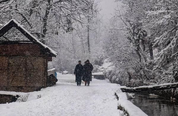 Fresh snowfall in Kashmir, surface and air traffic hit-