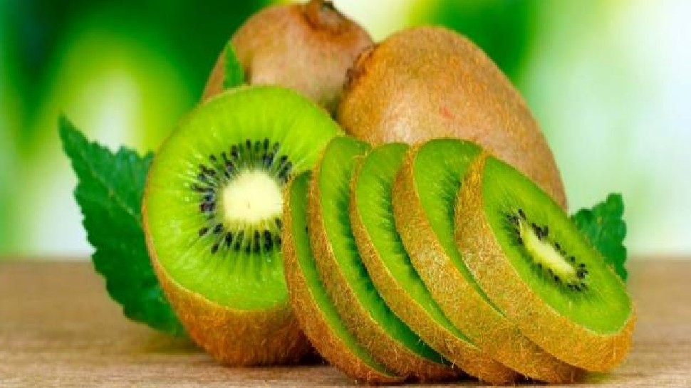 kiwi fruit is good source of vitamins know other health benefits nsmp | Vitamin का अच्छा सोर्स है Kiwi फल, इसके अनगिनत फायदे जान हैरान रह जाएंगे आप