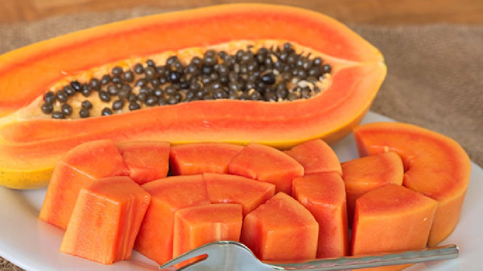 papaya fruit removes problem of digestion in winters good for eyes health nsmp | Fruits: सर्दियों में पाचन की समस्या को दूर करता है पपीता, जानें इसके ढेरों बेनिफिट्स