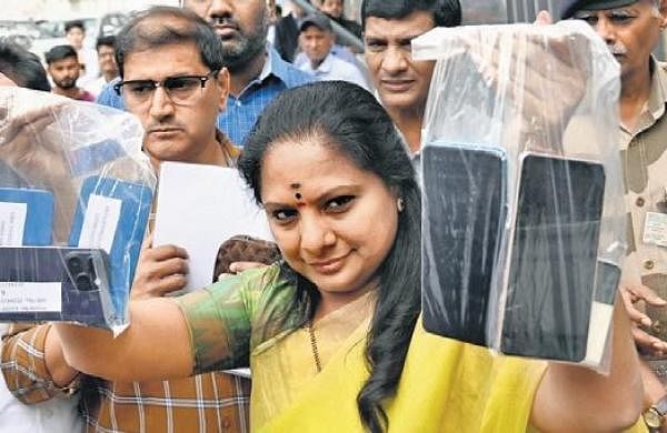 Kavitha joins issue with ED, submits her phones-