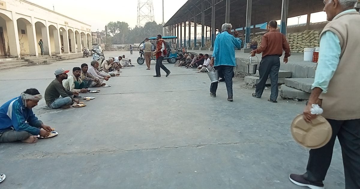 Muzaffarnagar News : इस रेलवे स्टेशन पर गरीबों को खिलाया जाता है मुफ्त भोजन, हर रोज 150 गरीब भरते हैं अपना पेट