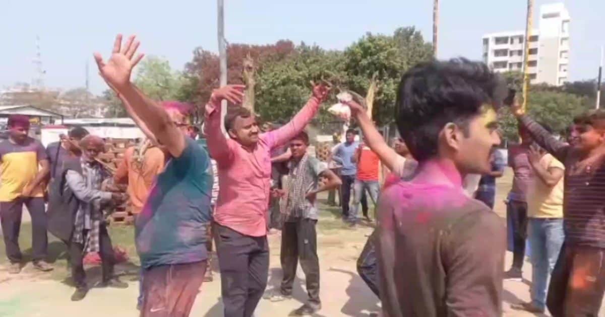 राम नगरी में होली के गानों की धुनों पर थिरके पुलिसकर्मी, 1 दिन बाद मनाया त्योहार, जानिए वजह