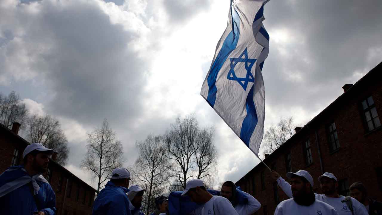 Thousands gather at Auschwitz for yearly Holocaust remembrance march