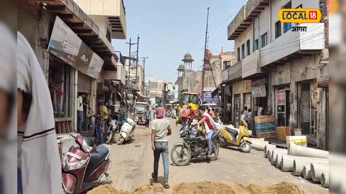 Agra News: लोहा मंडी-सेंट जोंस रोड बंद होने से राहगीर और दुकानदार परेशान, बाजार में पसरा सन्नाटा