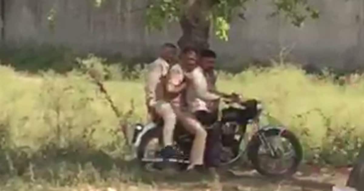 Shamli News: पुलिसकर्मियों को पीछे बैठाकर बाइक चला रहा हथकड़ी लगाए आरोपी, VIDEO वायरल