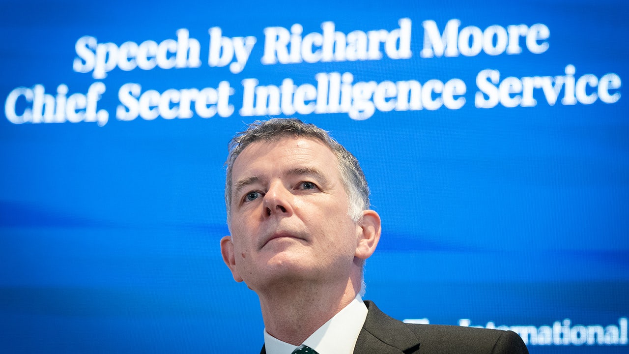 Britain’s MI6 chief encourages Russian defectors to spy for the United Kingdom: ‘Our door is always open’