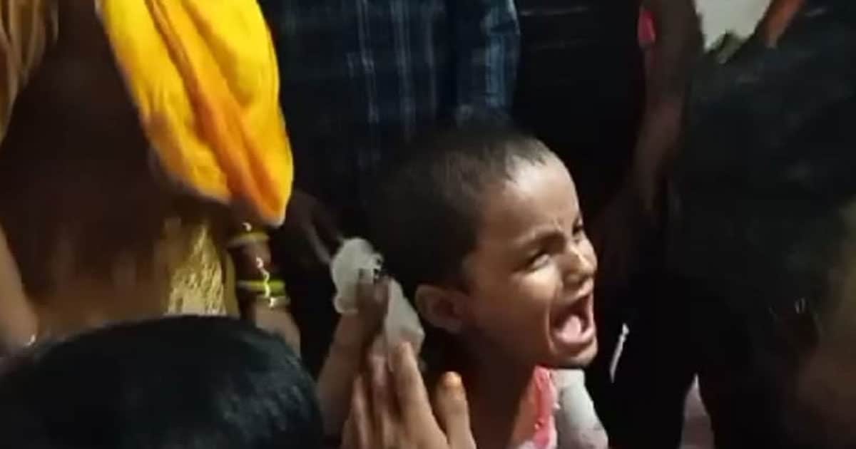 Agra News: आवारा सांडों ने लड़ते-लड़ते पलट दी मोमोज की दुकान, दो बच्चों समेत तीन लोग झुलसे