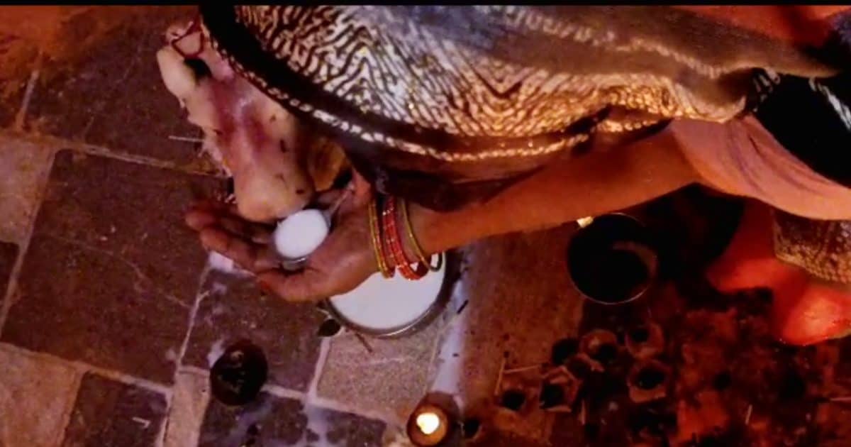 आस्था या अंधविश्वास ? हापुड़ में नंदी महाराज ने पिया दूध, मंदिर में उमड़ी भक्तों की भीड़, वीडियो वायरल