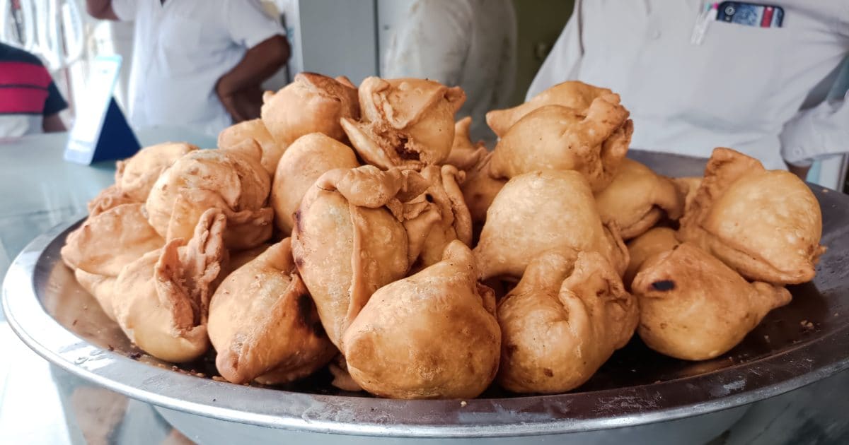 फिरोजाबाद में फेमस है बाबा समोसे वाला, आलू पनीर को मिक्स कर बनाया जाता है यहां टेस्टी समोसा