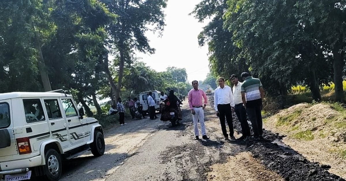 Shahjahanpur विधायक के गुर्गों की दबंगई, कमीशन नहीं मिला तो जेसीबी से खोद डाली 500 मीटर सड़क, मुकदमा दर्ज