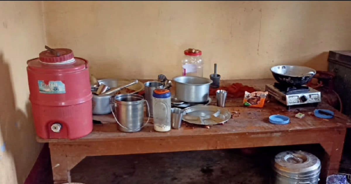 UP News: बस्ती के स्कूल में अजीब चोरी… पहले खाए चने, फिर तली पकौड़ी बाद में खाना बनाने का सामान लेकर हुए रफूचक्कर