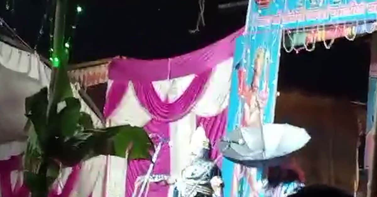 UP News: रामलीला के मंच पर डायलॉग बोलते वक्त कलाकार को आया हार्ट अटैक, मौके पर ही मौत