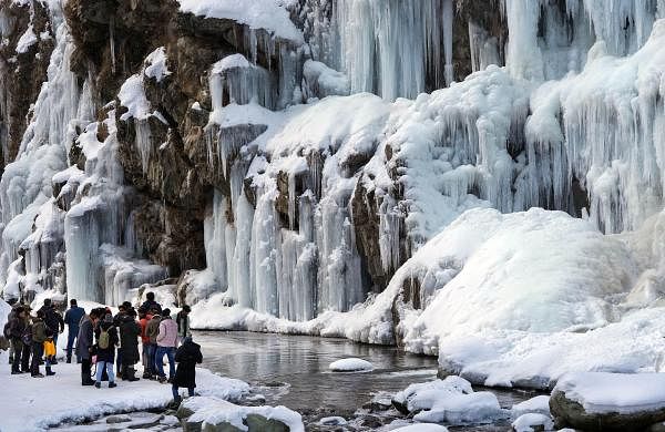 Cold wave hits Kashmir, Srinagar records 0.9 degrees Celsius-