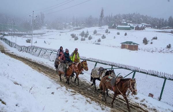 “Truly heaven on earth!” – Early snowfall takes tourists by surprise in Jammu & Kashmir