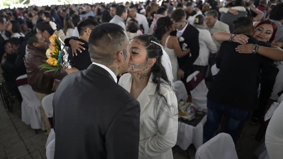 1,200 couples get hitched in Mexican mass wedding