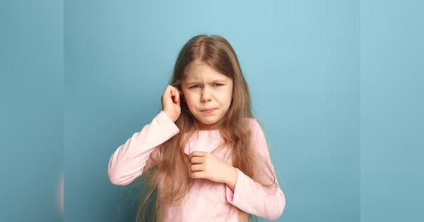 Ear infection in children can cause speech problem and delays in development warns doctors | बच्चों में कान का संक्रमण बोलने और विकास में देरी का कारण बन सकता है, डॉक्टरों ने दी चेतावनी!