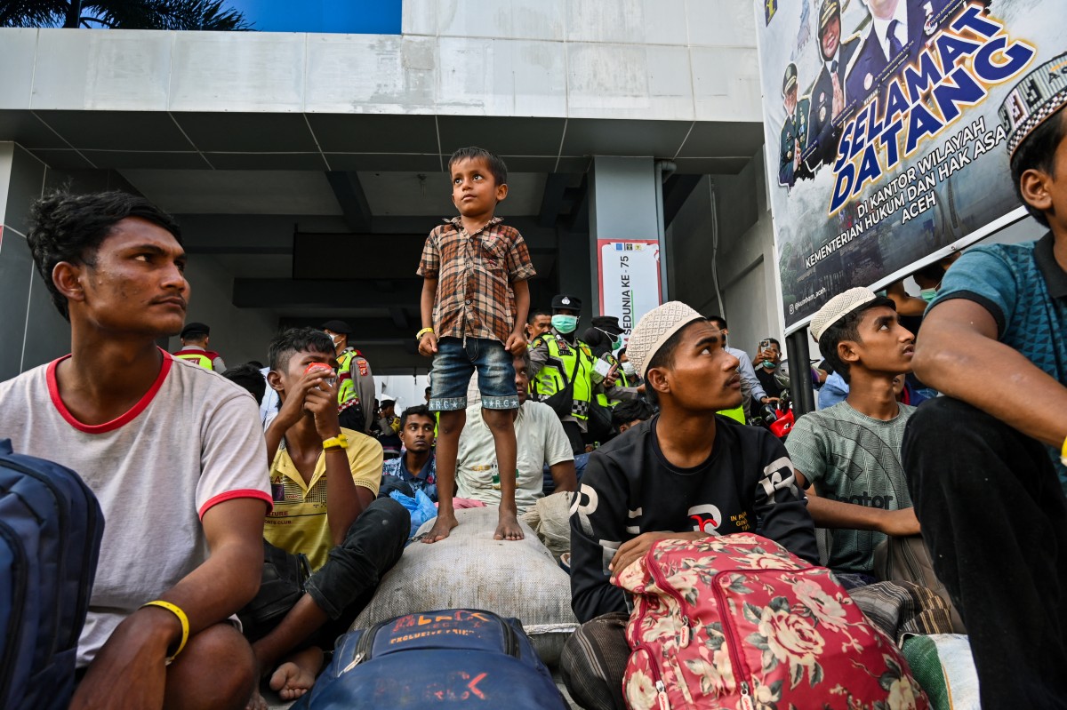 Over 100 Rohingya refugees flee Malaysian detention camp