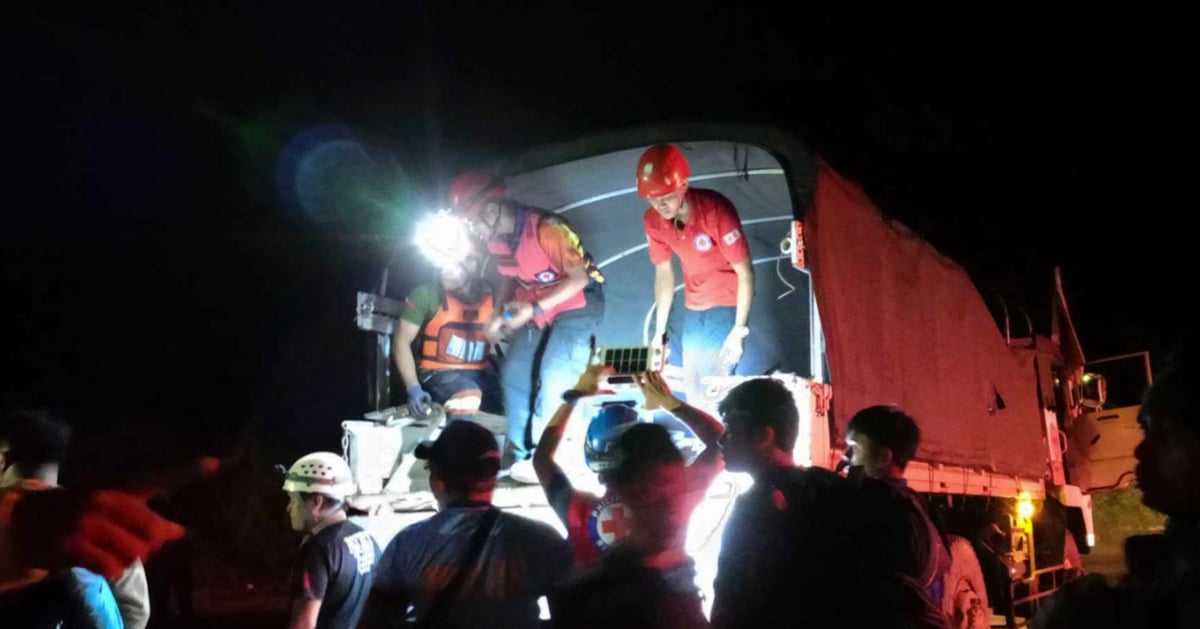 Rescuers use bare hands to search for Philippine landslide survivors