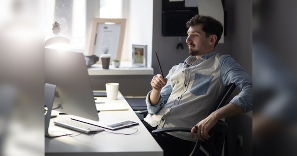 Sitting for a long time can cause major health problem office workers note these important tips | लंबे समय तक बैठे रहने से सेहत को हो सकता है बड़ा नुकसान, ऑफिस वर्कर्स के लिए जरूरी हेल्थ टिप्स